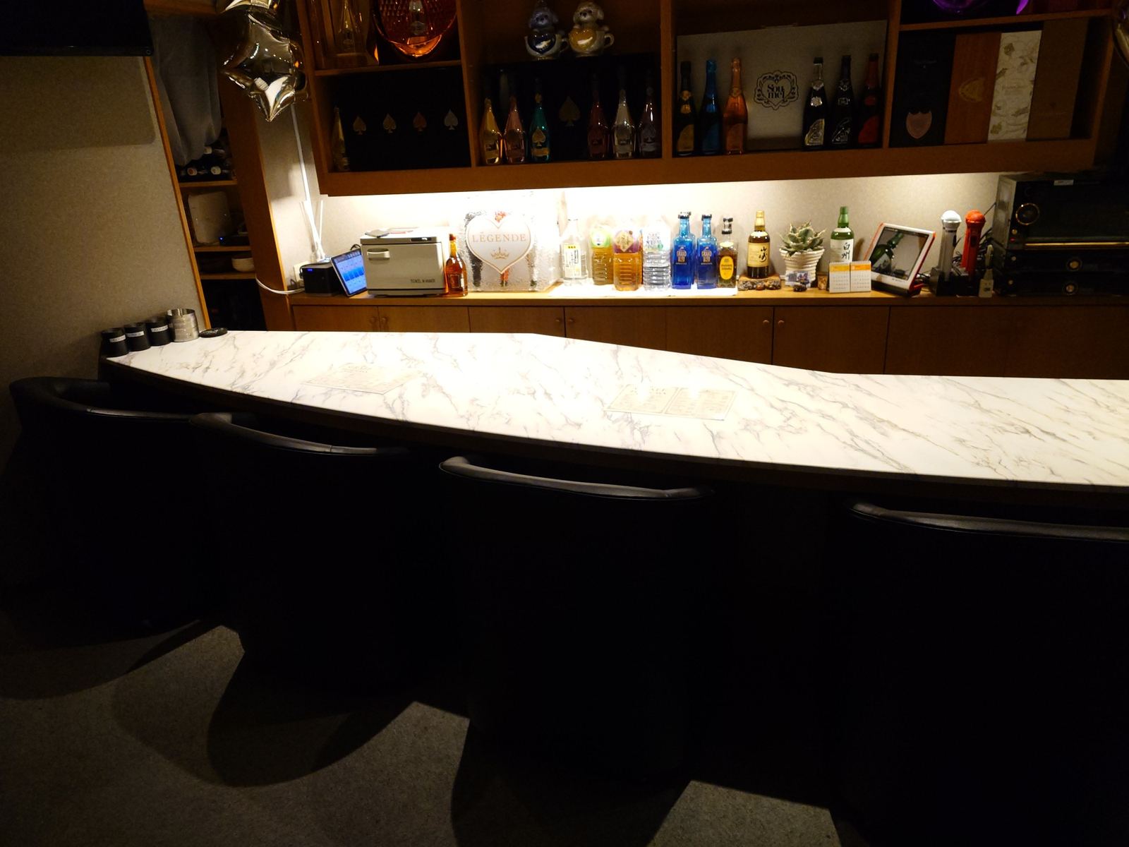 白大理石のカウンターと洋酒の並ぶ棚